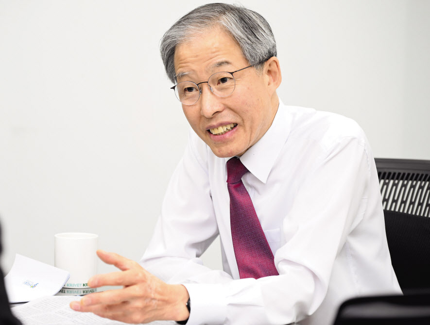한국잡월드 김영철 이사장 9일 경기도 성남시 한국잡월드 이사장실에서 본지와 인터뷰를 하고 있다. 김 이사장은 300여 가지의 재료와 도구, 장비를 제공해 참여자들이 창작활동을 하면서 다양한 직업세계를 체험할 수 있는 ‘메카이브’가 우리나라의 독보적인 국가 체험센터가 될 것이라고 강조했다. 성남=임세준 기자