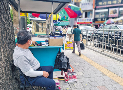 지난 16일 오후 서울 중구 남대문시장에서 노점상을 운영하는 김부식(76) 씨가 손님들을 기다리고 있다. 김빛나 기자