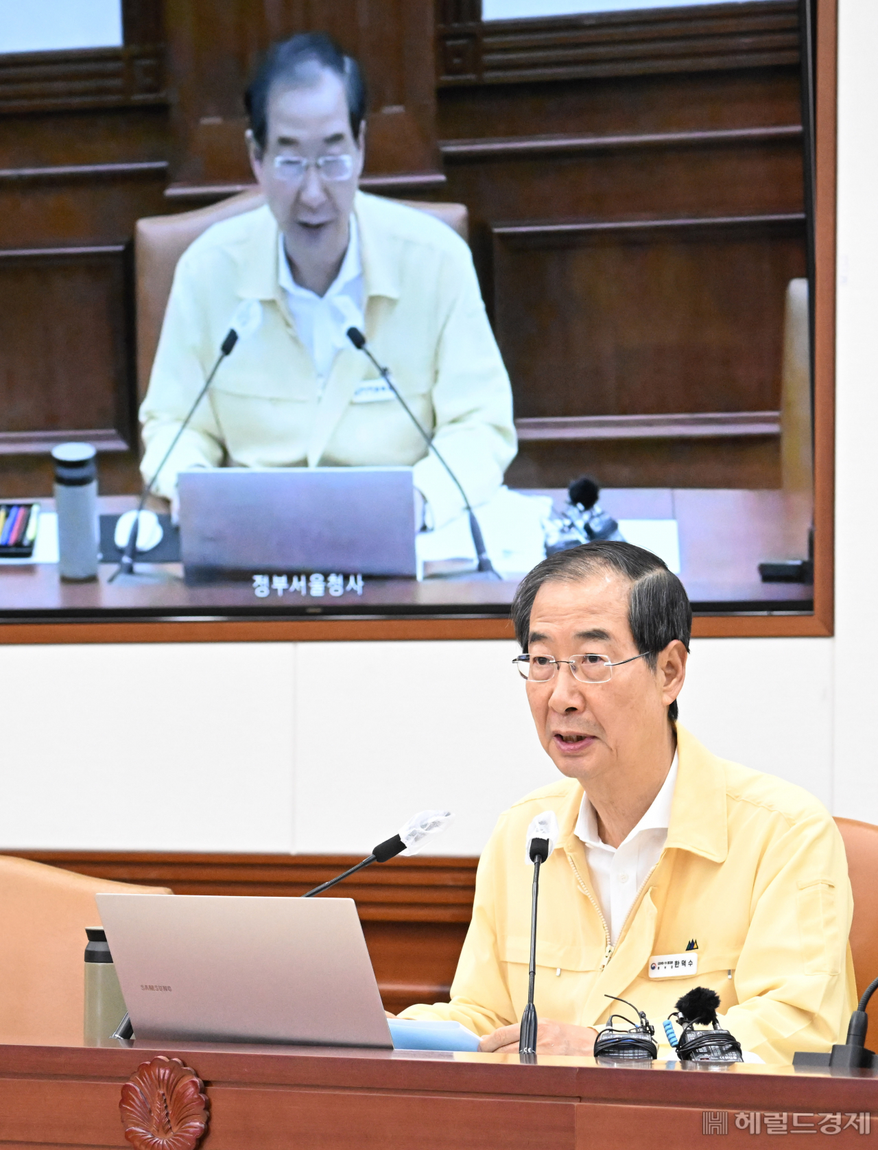 한덕수 국무총리가 17일 정부서울청사에서 열린 코로나19 대응 중앙재난안전대책본부 회의를 주재하고 있다. 한덕수 국무총리는 이날 중대본 회의에서 ”정부는 현재의 7일 격리의무를 유지하고자 한다”며 “앞으로 전문가들과 함께 4주 단위로 상황을 재평가할 예정”이라고 밝혔다. 임세준 기자