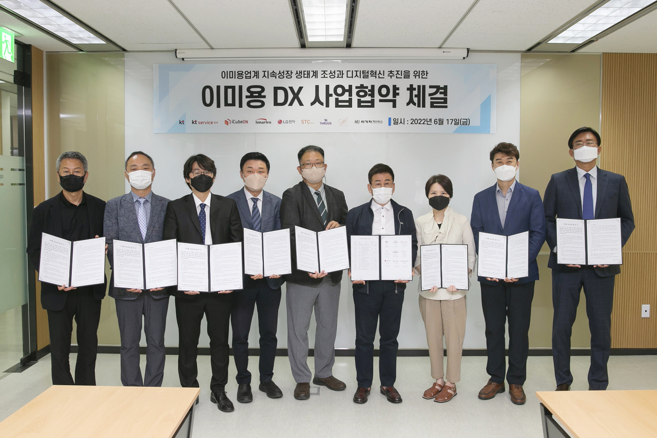 KT는 이미용업계 디지털 전환(DX) 혁신을 위해 관련 기업과 이미용 DX 사업 협약을 체결한다고 17일 밝혔다. 협약 관계자들이 기념 촬영을 하고 있다. (왼쪽부터) 박태형 STC 박태형, 김양수 LG전자 팀장, 차영훈 뚜르어스 대표, 홍재상 KT 상무, 이기욱 KT 서비스 북부 상무, 차진붕 씨제이비인터내셔널 대표, 최유빈 이가자헤어비스 대표, 조민수 아이큐브온 부사장, 반대현 스마트로 상무. [KT 제공]