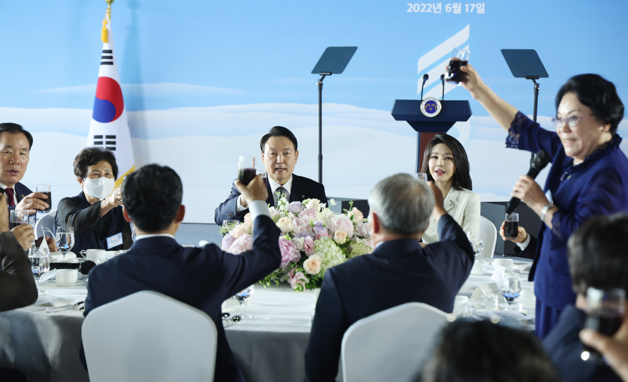 윤석열 대통령과 김건희 여사가 17일 서울 용산구 전쟁기념관에서 열린 국가유공자·보훈가족 초청 오찬에서 대한민국전몰군경미망인회 강길자 회장의 건배 제의에 다함께 건배하고 있다. [연합]