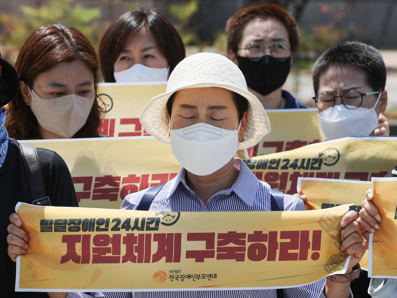 전국장애인부모연대가 지난달 31일 오전 서울 용산구 대통령 집무실 앞에서 연 '49재 기간 집중투쟁 선포' 기자회견. 이들은 지난달 23일 숨진 발달장애인과 그 가족들의 49재가 끝나는 7월 10일까지 발달장애인 24시간 지원체계 구축을 위해 집중 투쟁하겠다고 밝혔다. [연합]