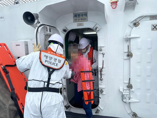 여수 해상서 작업중 팔을 다친 선원이 해경에 의해 구조되고 있다. [여수해경 제공]