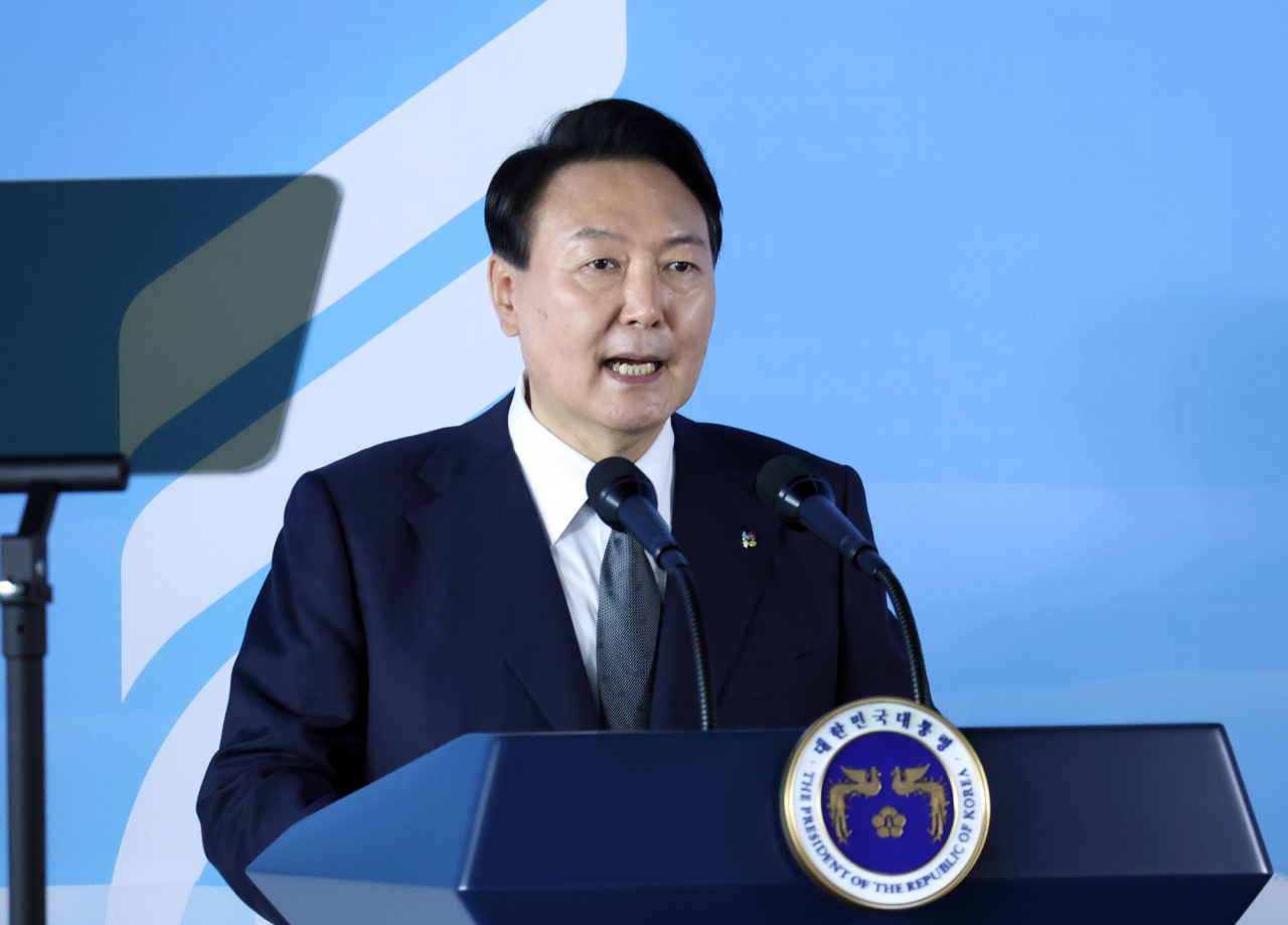 윤석열 대통령이 17일 서울 용산구 전쟁기념관에서 열린 국가유공자·보훈가족 초청 오찬에서 인사말을 하고 있다. [연합]