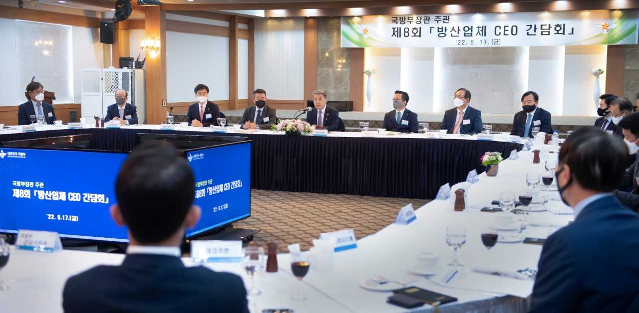 이종섭 국방부장관은 17일 서울 용산 육군회관에서 방산분야 기업 및 협회 등 20명의 관계자들이 참여한 가운데 제8회 방산업체 CEO 간담회를 가졌다. [국방부 제공]