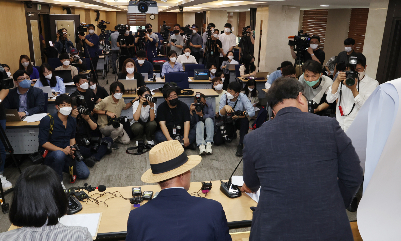 2020년 9월 북한군이 피살한 해양수산부 공무원 유족의 법률대리인 김기윤 변호사(오른쪽)가 17일 서울 서초구 서울지방변호사회 변호사회관에서 전날 대통령실과 해양경찰이 발표한 이른바 '서해 공무원 피살 사건' 관련 기자회견을 하고 있다. [연합]