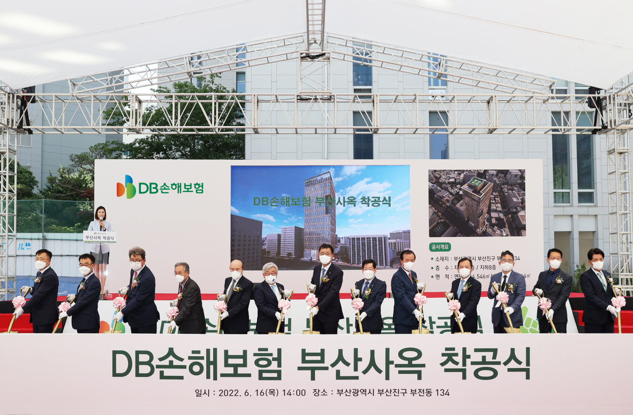 사진설명 : 부산 서면에서 DB그룹 김남호 회장(사진 왼쪽 다섯번째), DB손해보험 김정남 부회장(사진 왼쪽 네번째),DB생명 김영만 사장(사진왼쪽 여섯번째)과 주요 관계자들이 참석해 신사옥 착공식 기념촬영을 하고 있다.