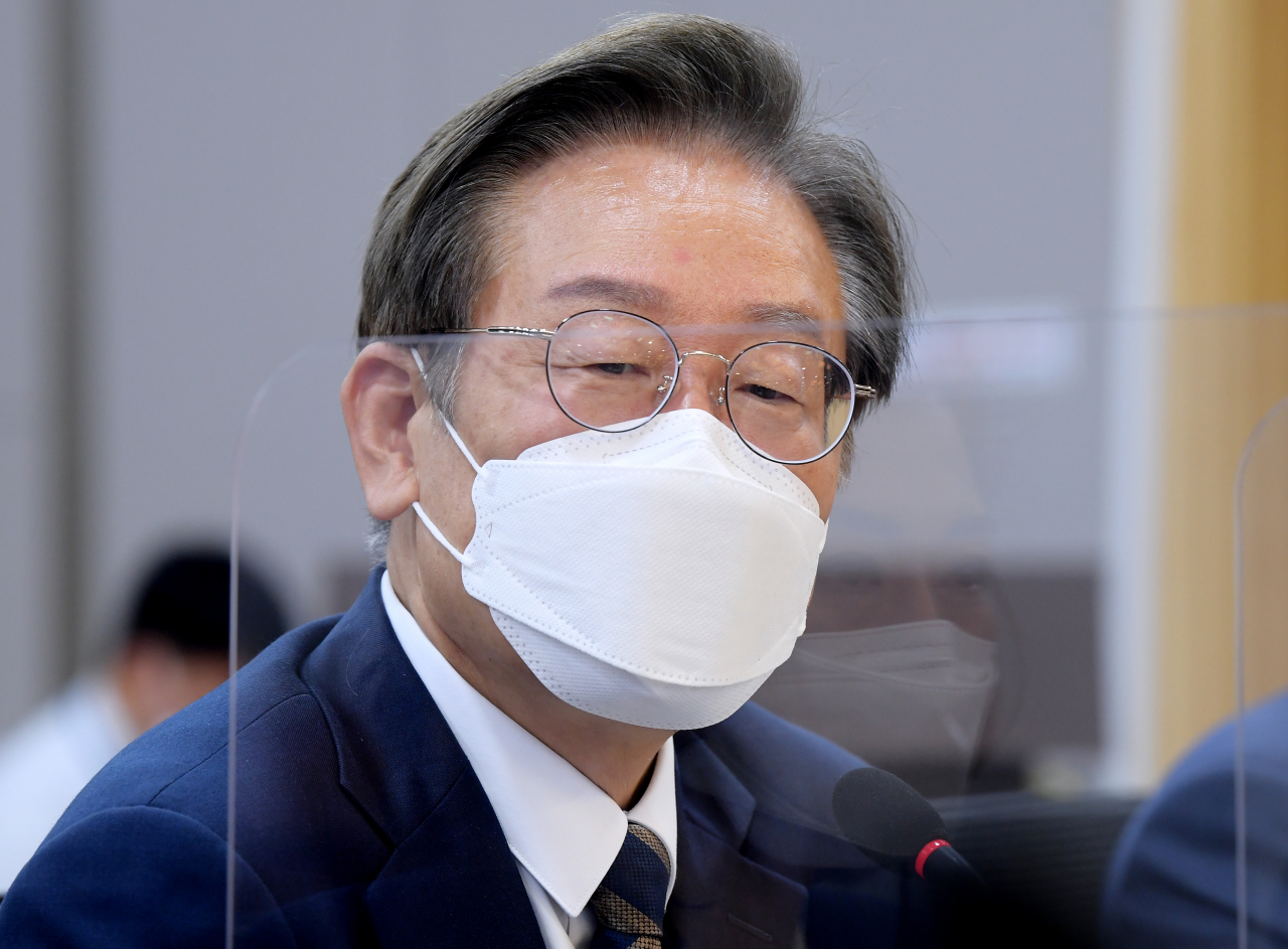 이재명 더불어민주당 의원이 17일 서울 여의도 국회 의원회관에서 열린 RE100 실행, 재생에너지 직접구매의 난관과 해결방안 모색 토론회에서 축사하고 있다. [연합]