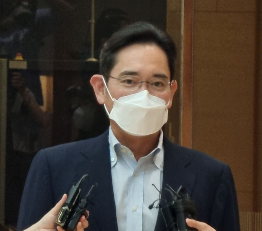 이재용 삼성전자 부회장이 유럽 출장을 마치고 18일 오전 9시 45분께 서울 강서구 서울김포비즈니스항공센터로 입국했다. 김지헌 기자