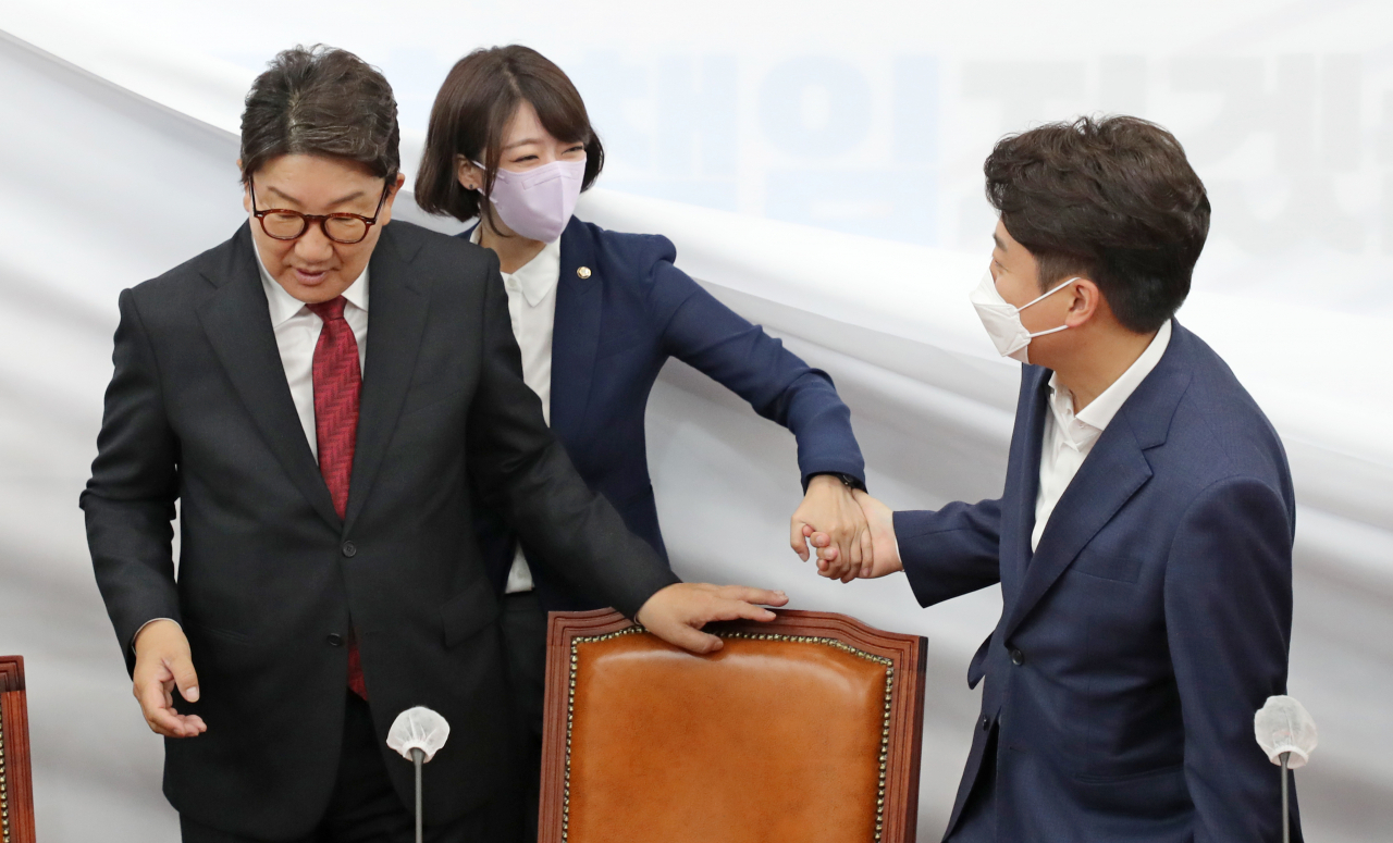 이준석 국민의힘 대표(오른쪽부터)와 배현진 최고위원, 권성동 원내대표가 지난 13일 서울 여의도 국회에서 열린 최고위원회에 참석하며 인사하고 있다. [연합]