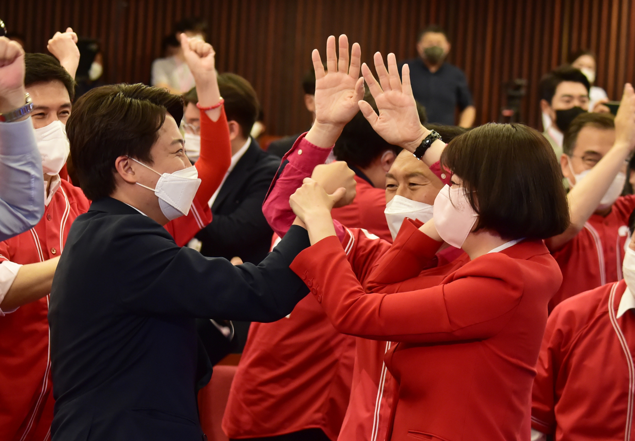 이준석 국민의힘 대표, 배현진 의원 등이 지난 1일 서울 여의도 국회도서관에 마련된 ‘국민의힘 제8회 지방선거 개표상황실’에서 출구조사 방송을 시청하며 환호하고 있다. [연합]