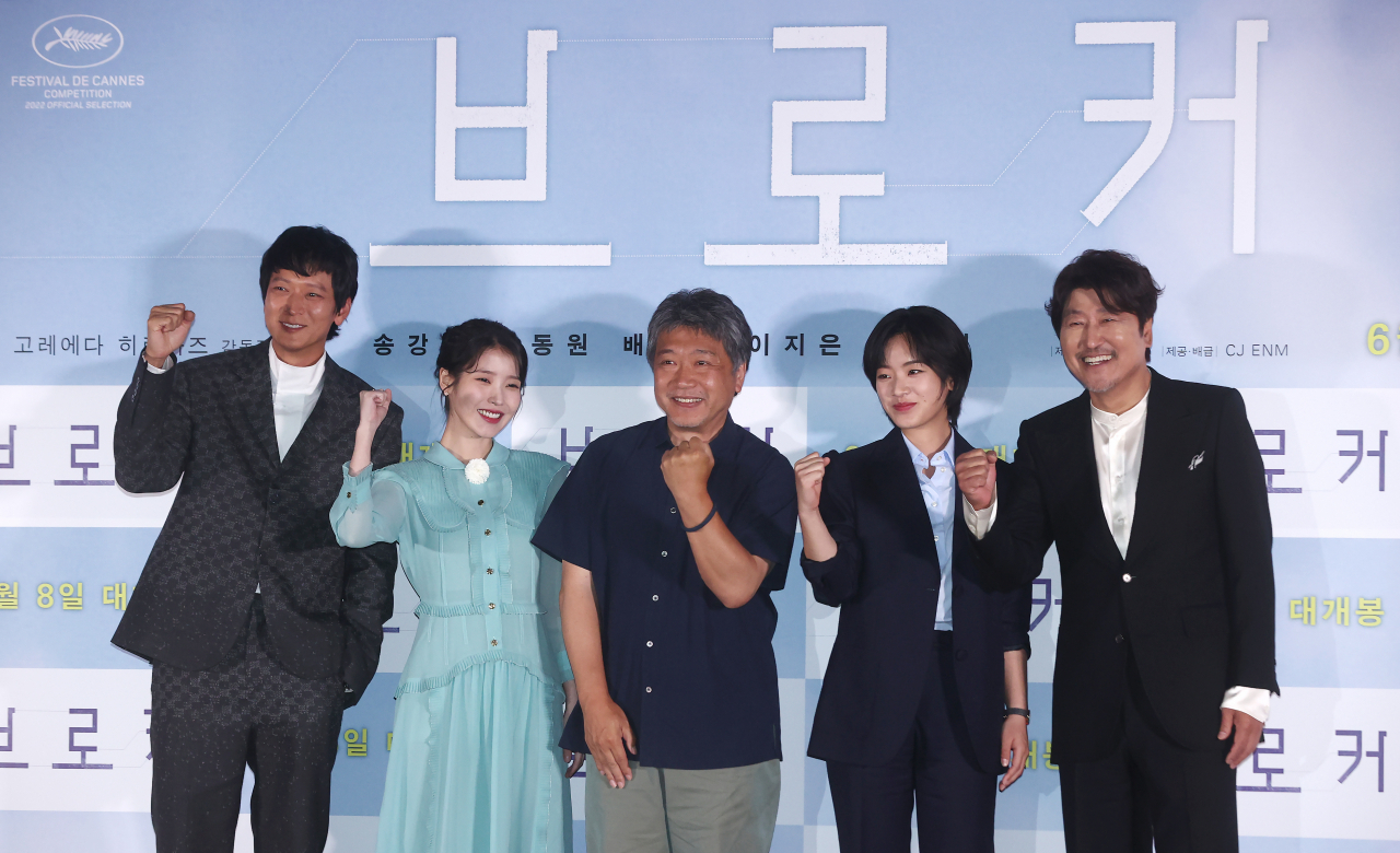 영화 '브로커' 언론시사회에서 감독과 배우들이 포즈를 취하고 있다. 왼쪽부터 강동원, 이지은, 고레에다 히로카즈, 이주영, 송강호. [연합]