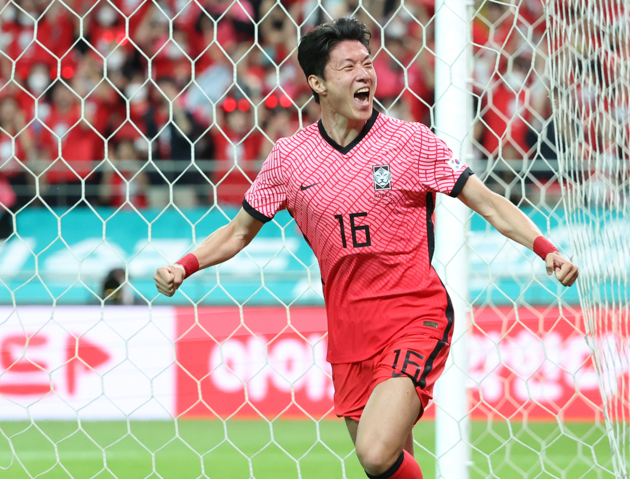 14일 오후 서울 마포구 서울월드컵경기장에서 열린 남자 축구 국가대표팀 친선경기 한국 대 이집트 경기에서 황의조가 선취골을 넣은 뒤 환호하고 있다. [연합]