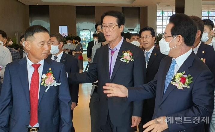 그랜드오픈 행사를 축하하기 위해 김영록 전남지사(오른쪽)와 박우량 신안군수(가운데), 최일기 지오그룹회장이 행사장에서 담소를 나누고 있다. 서인주 기자