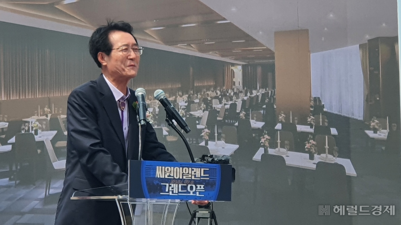 박우량 신안군수가 개장식에서 축사를 하고 있다. 서인주 기자