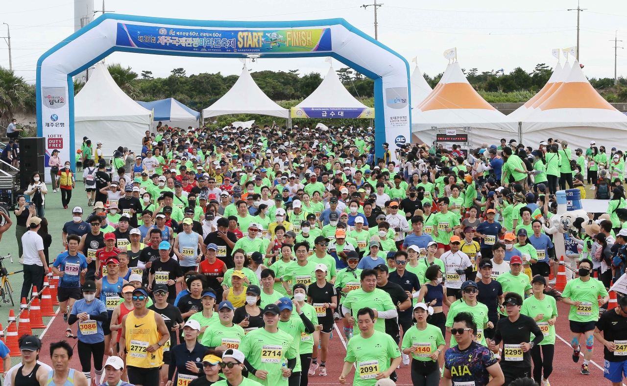 19일 제주시 구좌종합운동장 일대에서 열린 제26회 제주국제관광마라톤축제에서 참가자들이 힘차게 출발하고 있다. 제주국제관광마라톤은 코로나19 기간 동안 중단 또는 비대면 개최되다 올해 2년여 만에 정상 개최됐다. [연합]