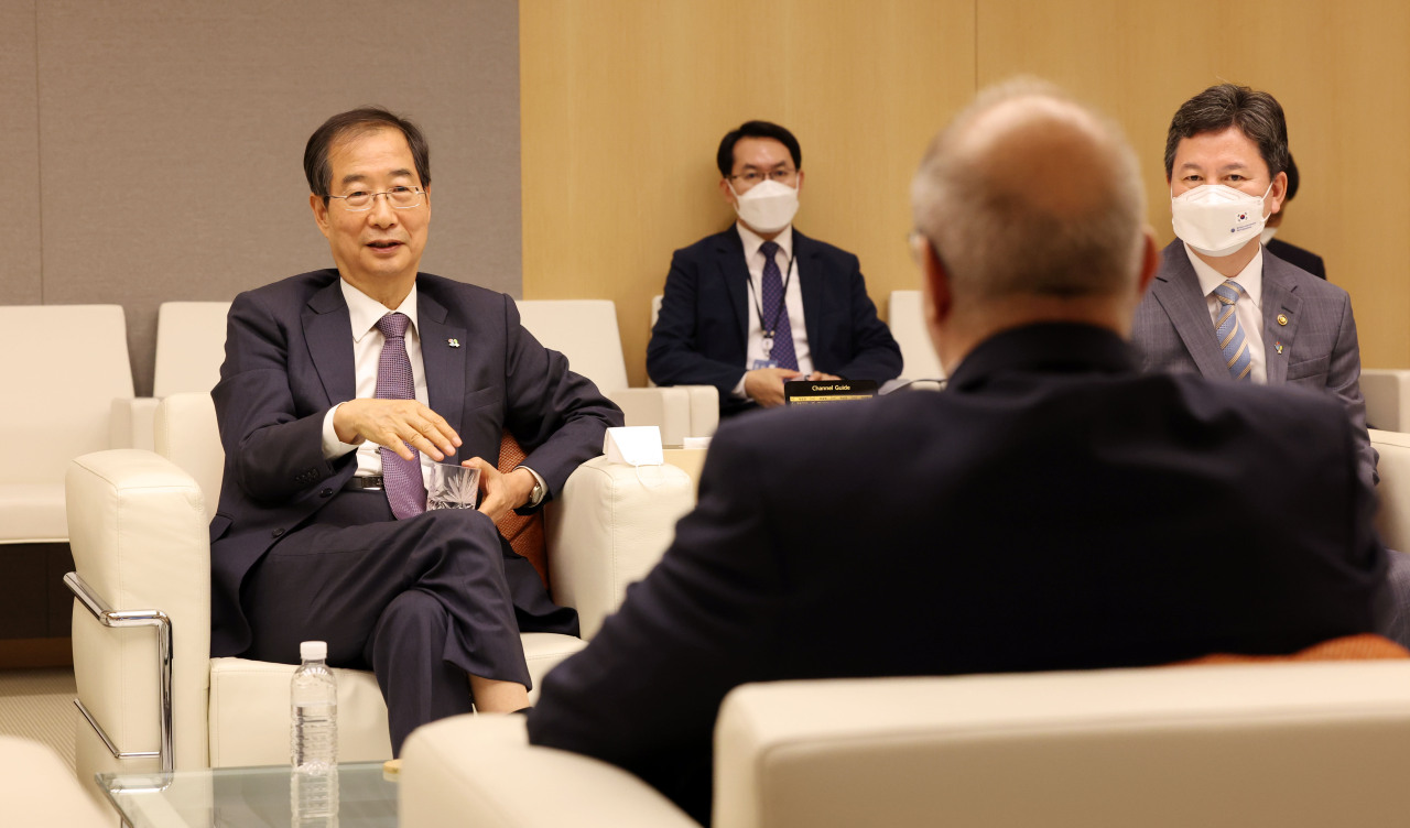 Prime Minister Han Duck-soo (left) meets with French Ambassador Philippe Lefort at Incheon Airport, Sunday, ahead of his business trip to Paris.   Yonhap
　