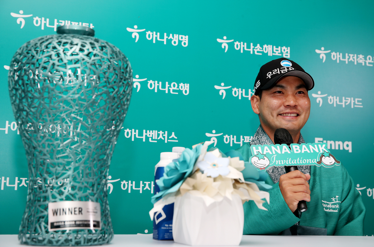 이준석이 우승트로피와 함께 기자회견을 하고 있다./KPGA 제공