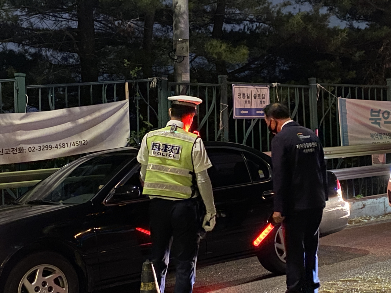 서울시 자치경찰위원회가 북악산 팔각정을 찾아 이륜차 불법행위를 단속하고 있는 모습. [서울시 제공]