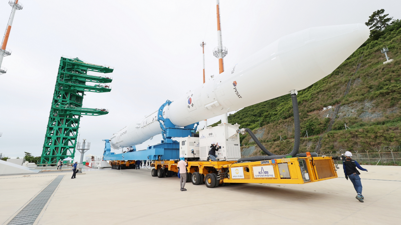 과학기술정보통신부는 한국형발사체 ‘누리호(KSLV-Ⅱ)’를 전남 고흥군 나로우주센터 내 발사대로 이송하는 작업이 20일 오전 8시 44분께 완료됐다고 밝혔다. 누리호는 이에 따라 기립 준비 과정을 거쳐 오전 중에 수직 기립작업에 돌입했다. 누리호가 지난 15일 발사대에 도착해 있는 모습. [한국항공우주연구원 제공]