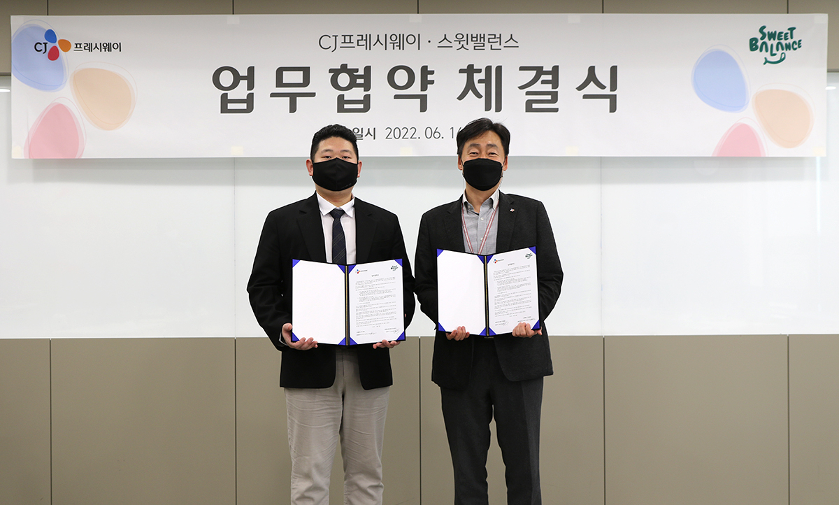 서울시 마포구 상암동에 위치한 CJ프레시웨이 본사에서 지난 16일 CJ프레시웨이 박선호 상품본부장(오른쪽)과 스윗밸런스 장지만 공동대표가 업무협약 체결 후 기념 촬영을 하고 있다. [CJ프레시웨이 제공]
