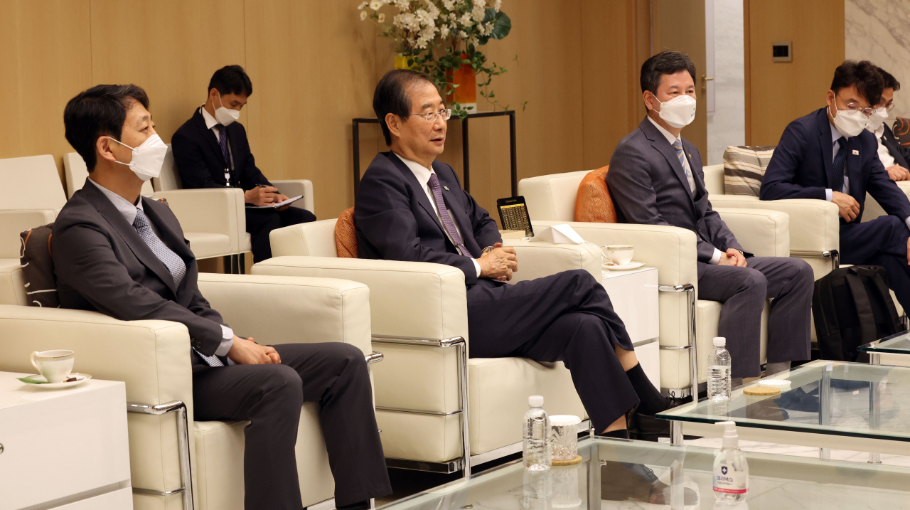 한덕수 국무총리와 최태원 대한상공회의소 회장(SK그룹 회장)이 프랑스 파리에 도착해 2030 부산세계박람회 유치지원을 위한 활동에 본격 나섰다. 사진은 한 총리가 19일 프랑스로 출국하기 직전 인천국제공항 제2터미널 귀빈실에서 필립 르포르 주한 프랑스대사와 면담하는 모습. [연합]