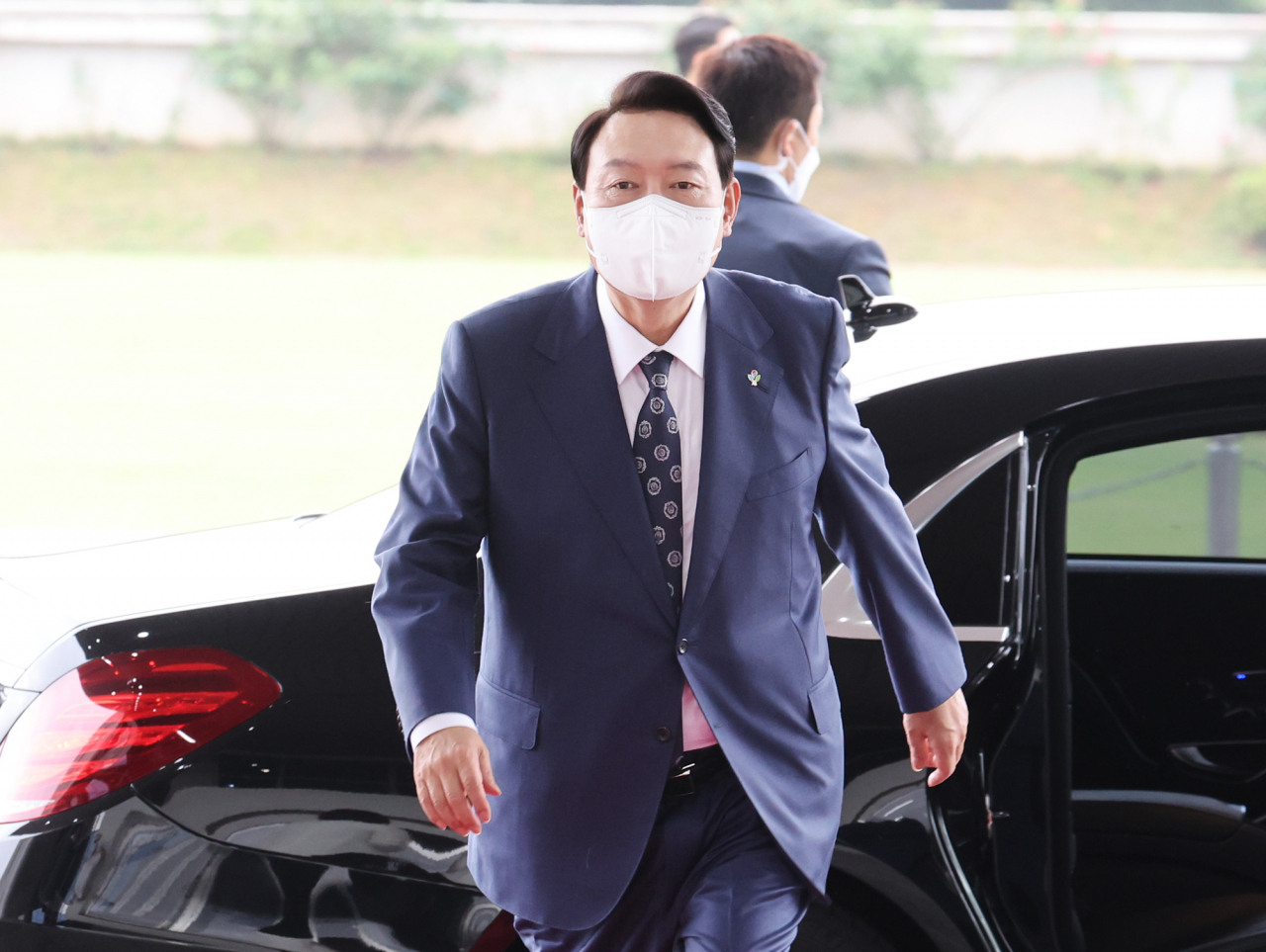 윤석열 대통령이 20일 오전 서울 용산 대통령실 청사 중앙 현관을 통해 출근하고 있다. [연합]
