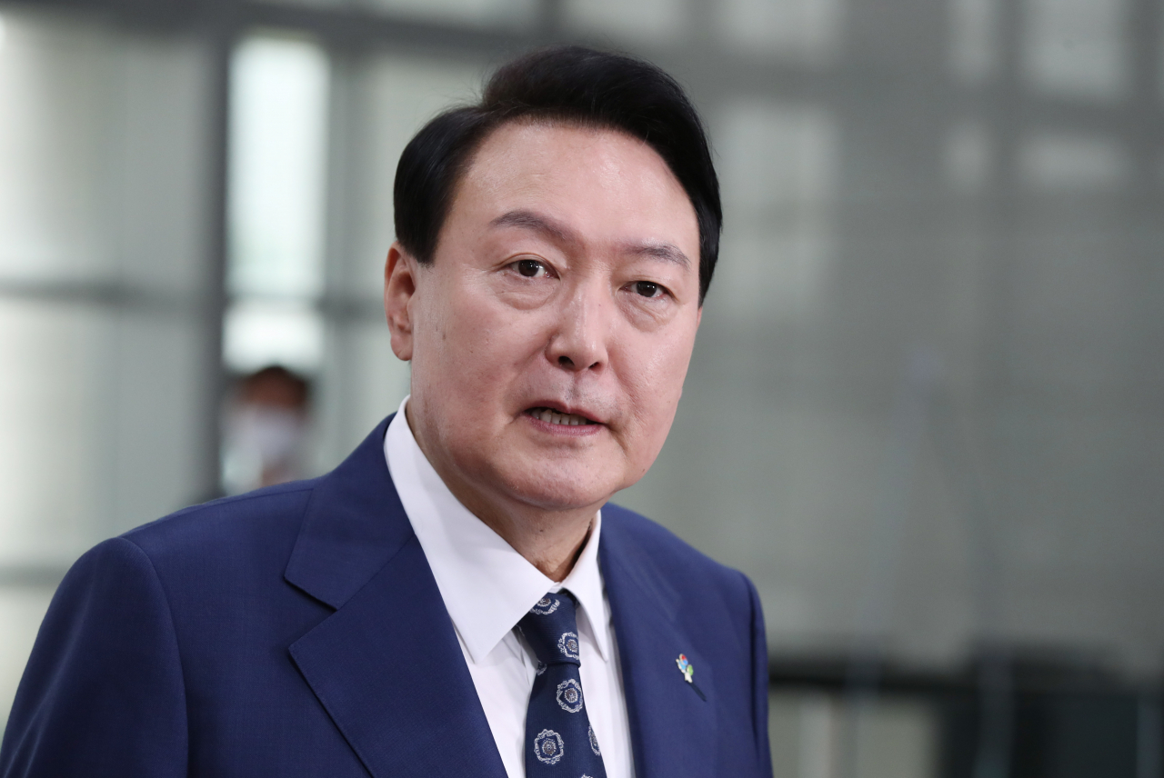윤석열 대통령이 20일 오전 서울 용산 대통령실 청사로 출근하며 기자들의 질문에 답하고 있다. [연합]