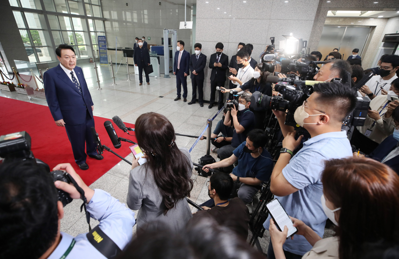 윤석열 대통령이 20일 오전 서울 용산 대통령실 청사로 출근하며 기자들의 질문에 답하고 있다. [연합]