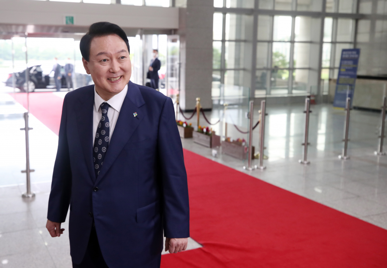 윤석열 대통령이 20일 오전 서울 용산 대통령실 청사로 출근하며 기자들의 질문에 답하고 있다. [연합]