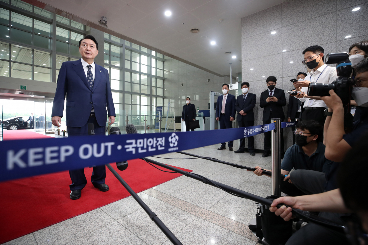 윤석열 대통령이 20일 오전 서울 용산 대통령실 청사로 출근하며 기자들의 질문에 답하고 있다. [연합]