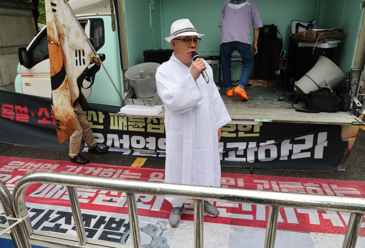 유튜브 채널 '서울의소리' 관계자들이 15일 오전 서초동 윤석열 대통령 자택 건너편 인도에서 시위를 하고 있다. 이들은 경남 양산 문재인 전 대통령 사저 앞 시위에 항의하는 '맞불 집회'를 하고 있다. [연합]