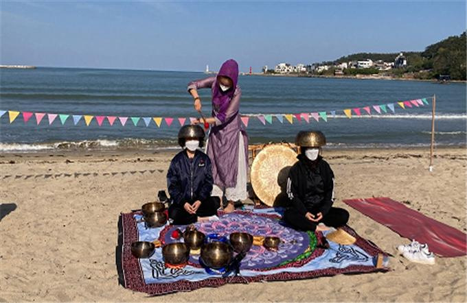 부산시의 해양치유프로그램 ‘싱잉볼 명상’ 모습. [부산시 제공]