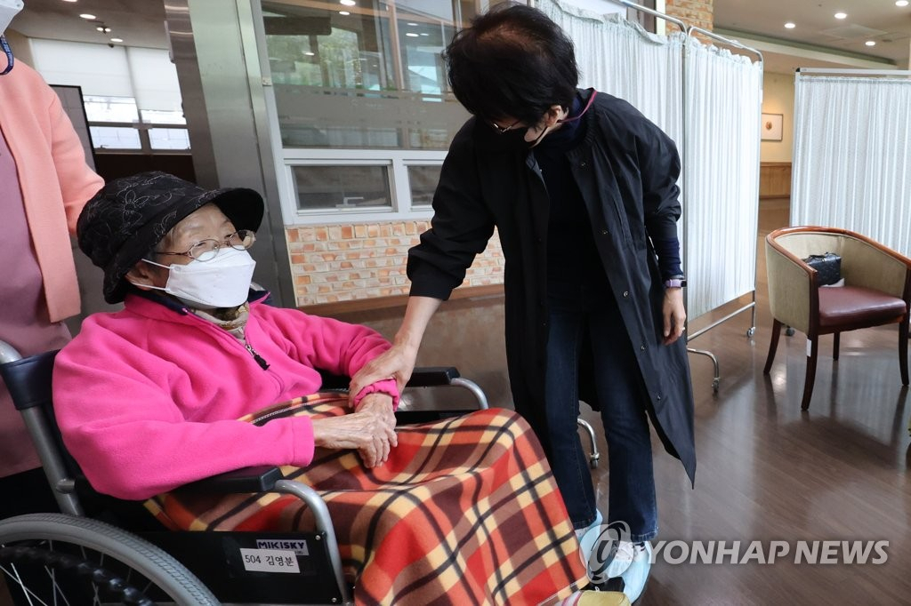요양병원·시설 대면접촉 면회. [연합]