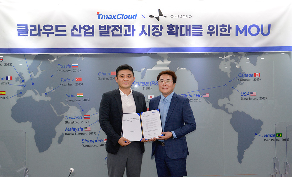 남민웅(오른쪽) 티맥스클라우드 대표이사와 김민준 오케스트로 대표이사가 클라우드 산업 발전과 시장 확대를 위한 업무 협약식에서 기념사진을 찍고 있다. [티맥스클라우드 제공]
