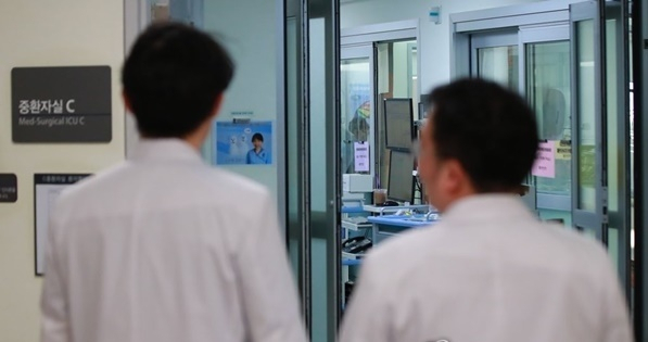 국회에서 발의된 조력 존엄사법에 대해 천주교가 우려를 표명했다. [연합뉴스]