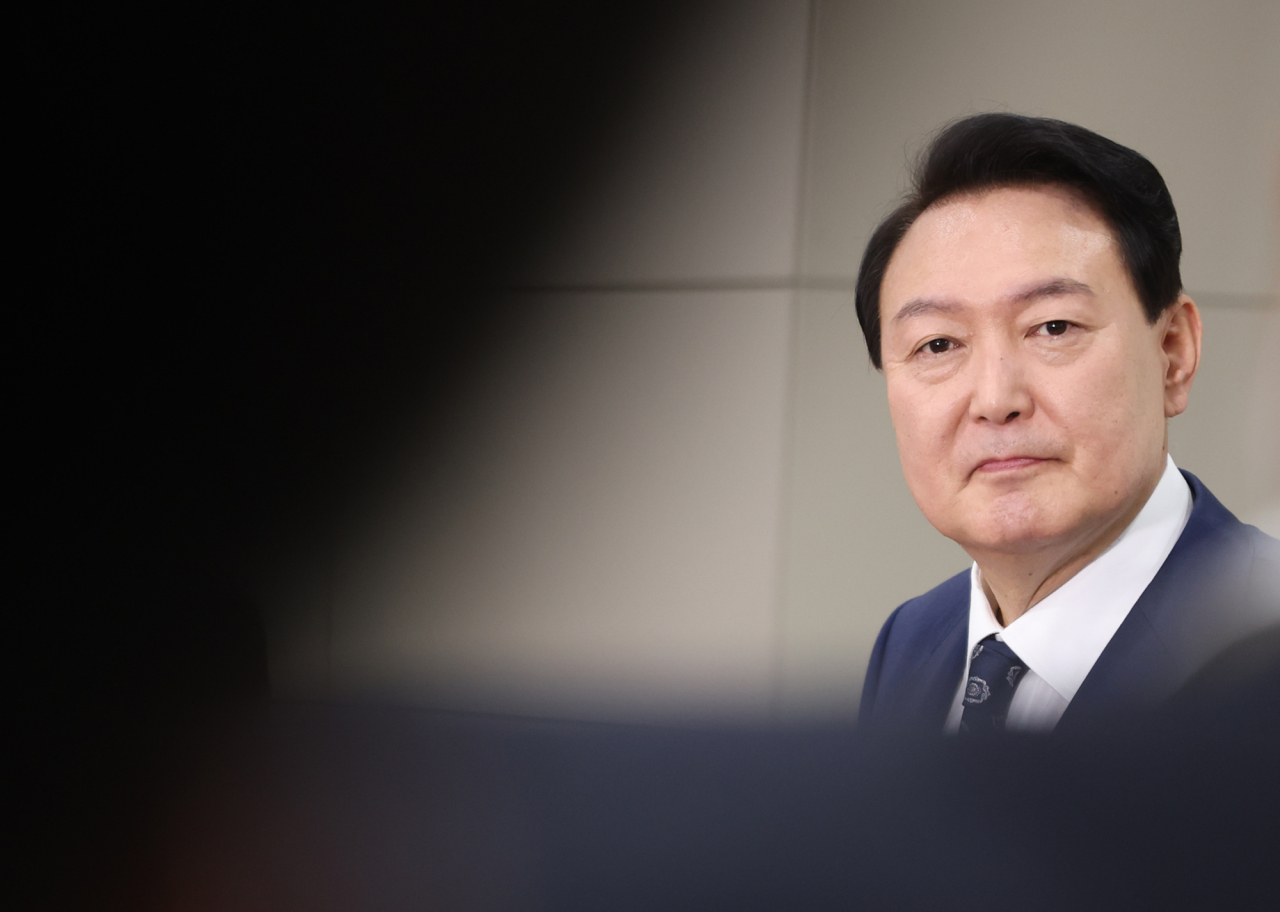 윤석열 대통령이 20일 오전 서울 용산 대통령실 청사로 출근하며 기자들의 질문에 답하고 있다. [연합]