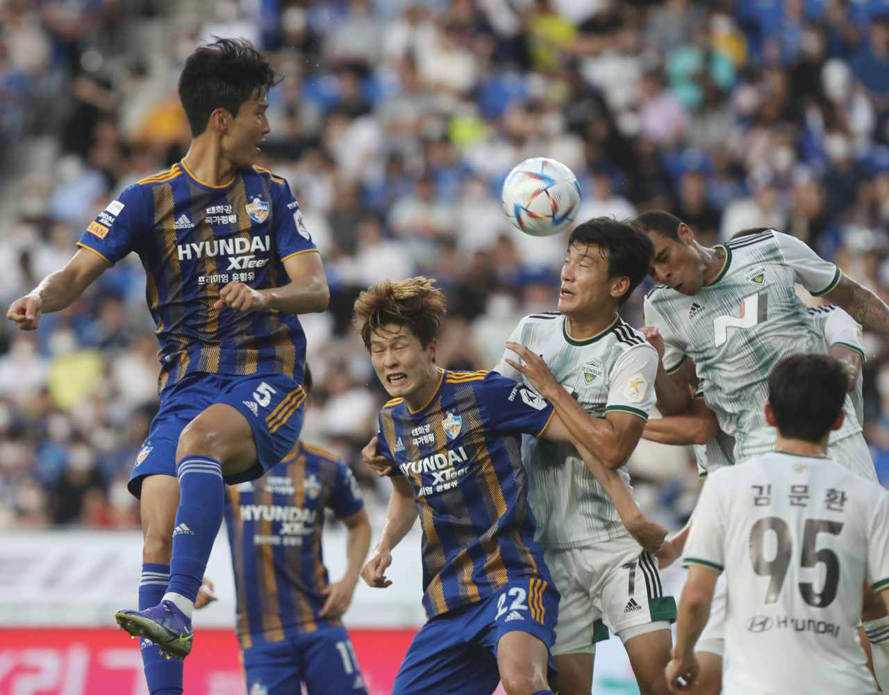 Players for Ulsan Hyundai FC (in blue) and Jeonbuk Hyundai Motors vie for the ball during the clubs' K League 1 match at Munsu Football Stadium in Ulsan, 310 kilometers southeast of Seoul, on Sunday. (Yonhap)