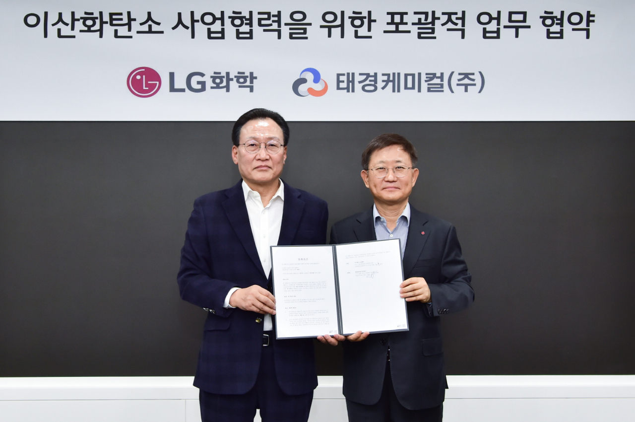노국래(오른쪽) LG화학 석유화학사업본부장이 박기환 태경케미컬 대표와 이산화탄소 사업 협력을 위한 업무협약(MOU)을 체결하고 기념촬영을 하고 있다. [LG화학 제공]