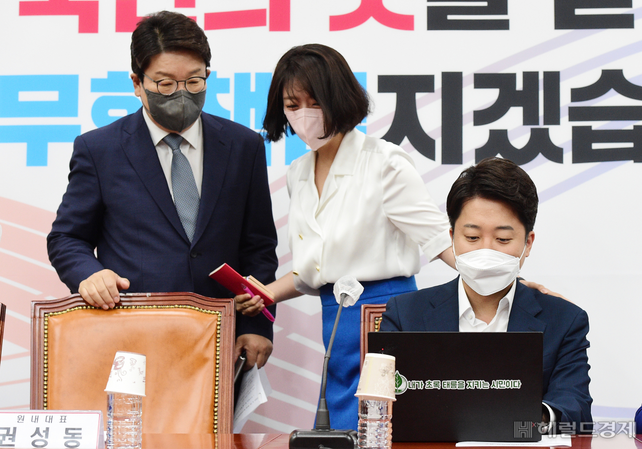 배현진 국민의힘 최고위원이 20일 서울 여의도 국회에서 열린 최고위원회의에 참석하며 이준석 대표의 어깨를 만지고 있다. 이상섭 기자