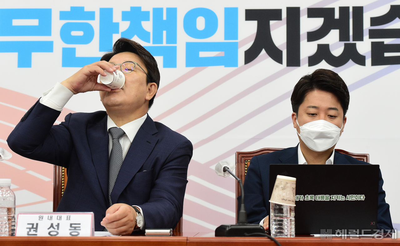 권성동 국민의힘 원내대표가 20일 국회에서 열린 최고위원회의에서 물을 마시고 있다. 이상섭 기자