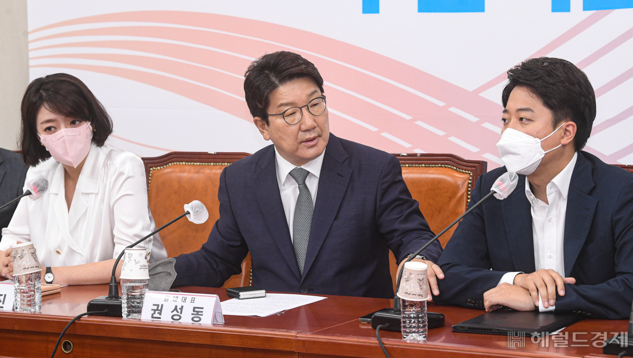 이준석 국민의힘 대표와 배현진 최고위원이 20일 서울 여의도 국회에서 열린 최고위원회의에서 비공개 회의 현안 논의 문제를 놓고 논쟁을 벌이자 권성동 원내대표가 급히 자제를 요청하고 있다. 이상섭 기자