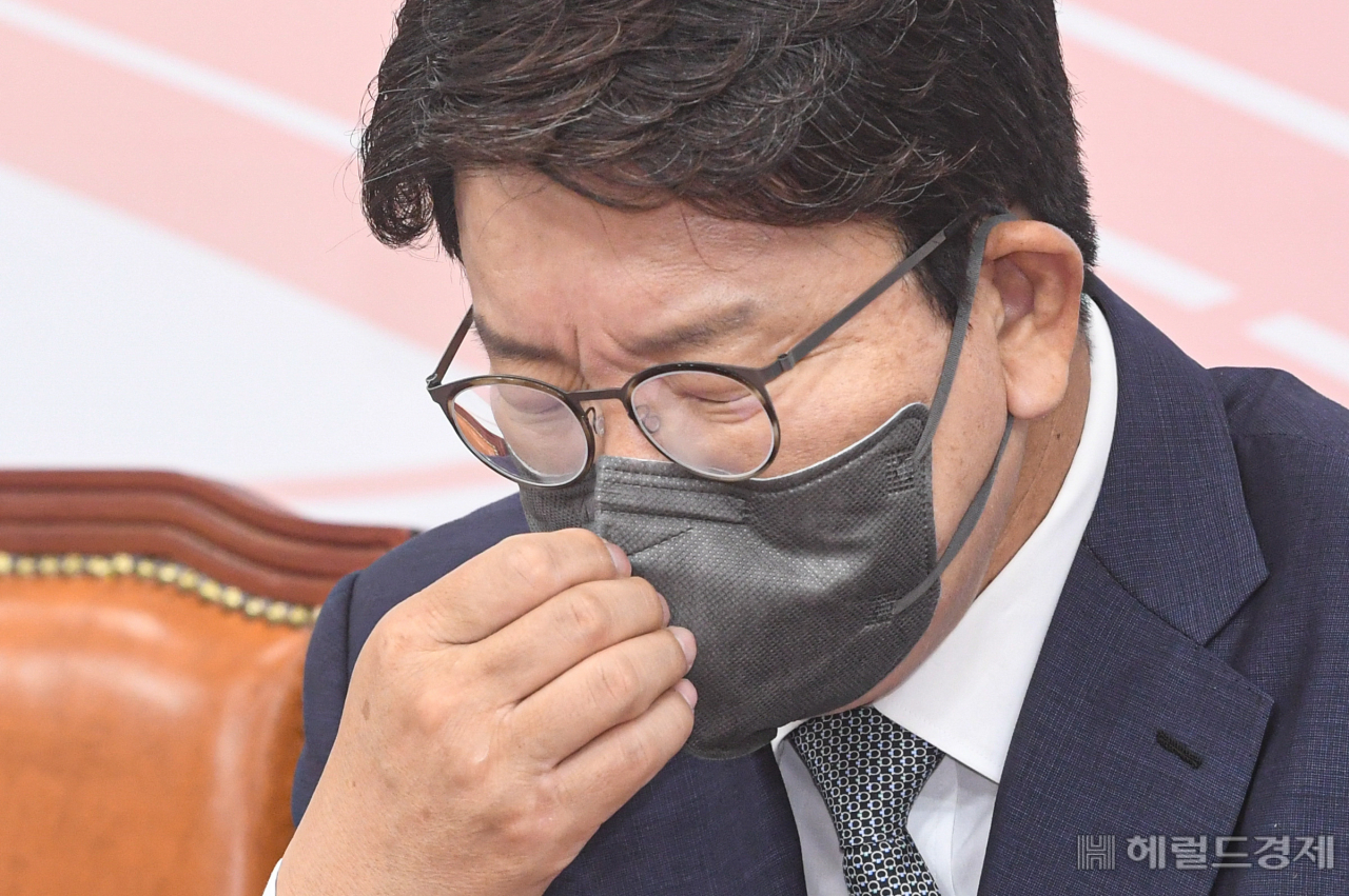 권성동 국민의힘 원내대표가 20일 서울 여의도 국회에서 열린 최고위원회의에서 마스크를 고쳐쓰고 있다. 이상섭 기자