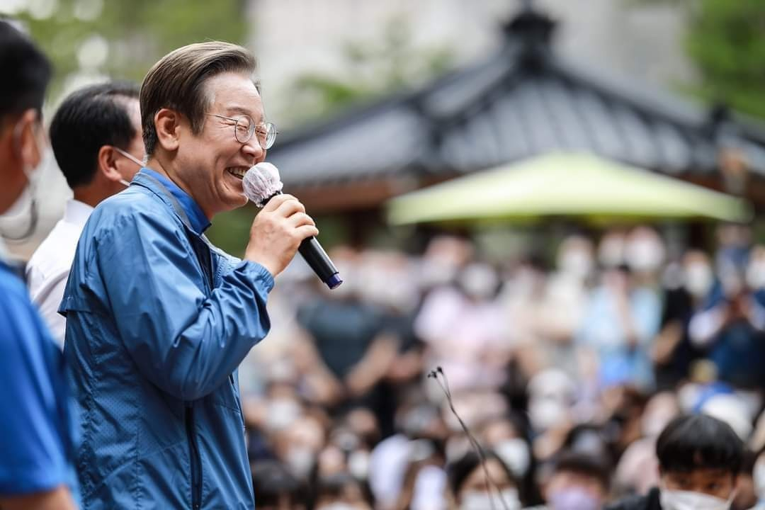 더불어민주당 이재명 의원이 지난 18일 인천시 계양구 계양산 야외공연장에서 열린 '이재명과 위로걸음' 행사에서 지지자들에게 인사하고 있다. [연합]