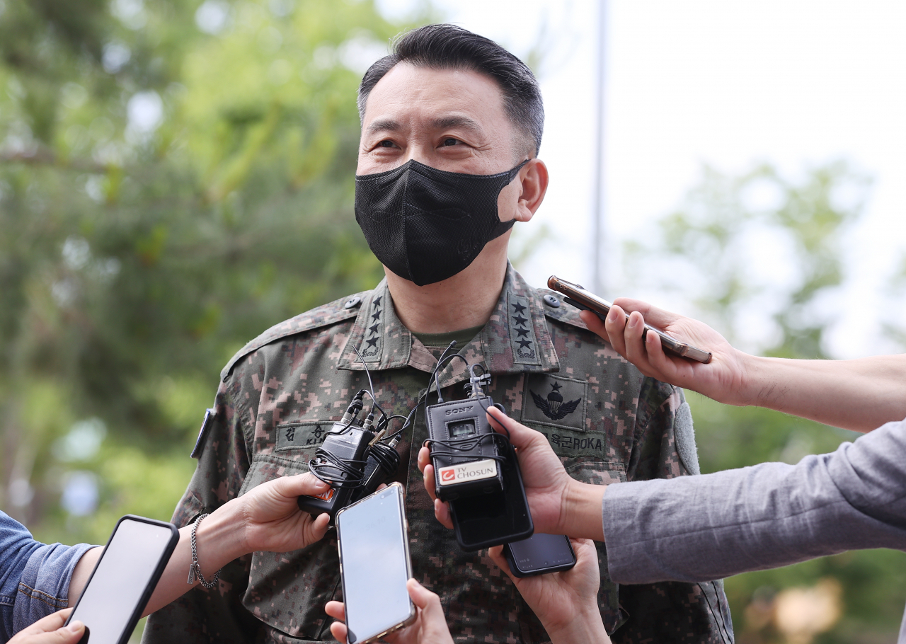 국회 공전 상태가 장기화되면서 김승겸 합참의장 후보자 인사청문회도 기약 없이 미뤄지고 있다. 지난달 20일 서울 용산 국방컨벤션에 마련된 청문회 준비 사무실 앞에서 취재진 질문에 답변하는 김 후보자. [연합]
