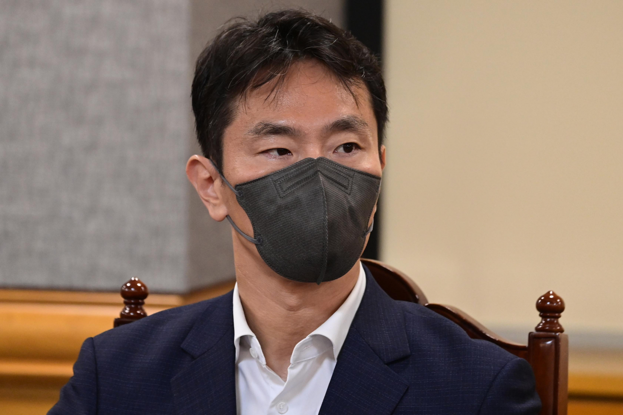 FSS chief Lee Bok-hyun speaks at a meeting with policymakers last Thursday. (Yonhap)