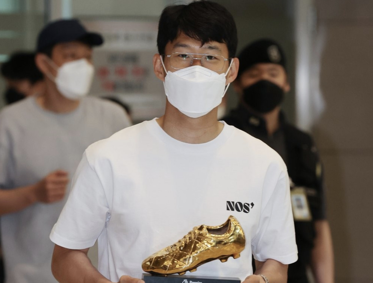 패션브랜드 ‘엔오에스세븐’을 론칭한 축구국가대표 선수 손흥민. 지난 5월 인천국제공항 제2여객터미널로 귀국하면서 해당 브랜드의 반소매 티셔츠를 착용했다.