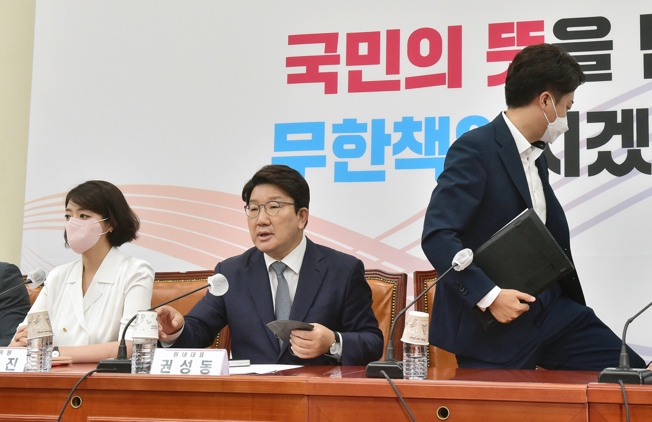 권성동 국민의힘 원내대표가 20일 서울 여의도 국회에서 열린 최고위원회의에서 비공개회의 현안 논의 문제를 놓고 이준석 대표가 배현진 최고위원과 논쟁을 벌인 뒤 회의장을 나가자 회의를 비공개로 전환하고 있다. [연합]