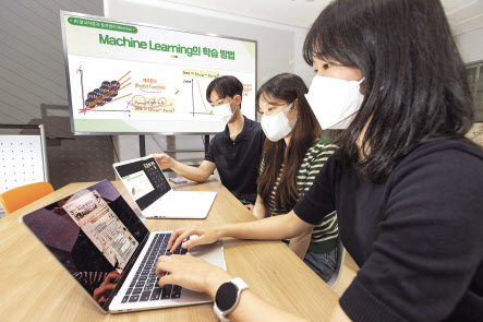 KT는 상명대학교 학부생 대상 인공지능(AI) 경진대회를 개최한다고 20일 밝혔다. 본선에 참여한 상명대 학생들이 AI 프로젝트를 수행하고 있다. [KT 제공]