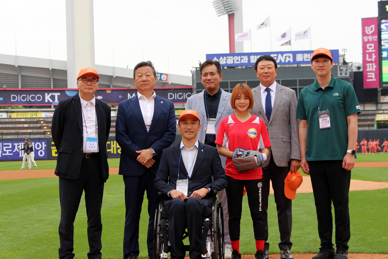 18일 수원KT위즈파크에서 진행된 ‘제13회 선동열배 OK 전국농아인야구대회’에 참석한 관계자들이 기념촬영을 하고 있다. 뒷줄 왼쪽부터 시계방향으로 조일연 한국농아인농아인야구소프트볼연맹 회장, 최윤 OK금융그룹 회장, 정길호 OK저축은행 대표, 선동열 전 국가대표 감독, 석진욱 OK금융그룹 읏맨 프로배구단 감독, 방송인 사오리, 정진완 대한장애인체육회 회장.[OK금융그룹 제공]